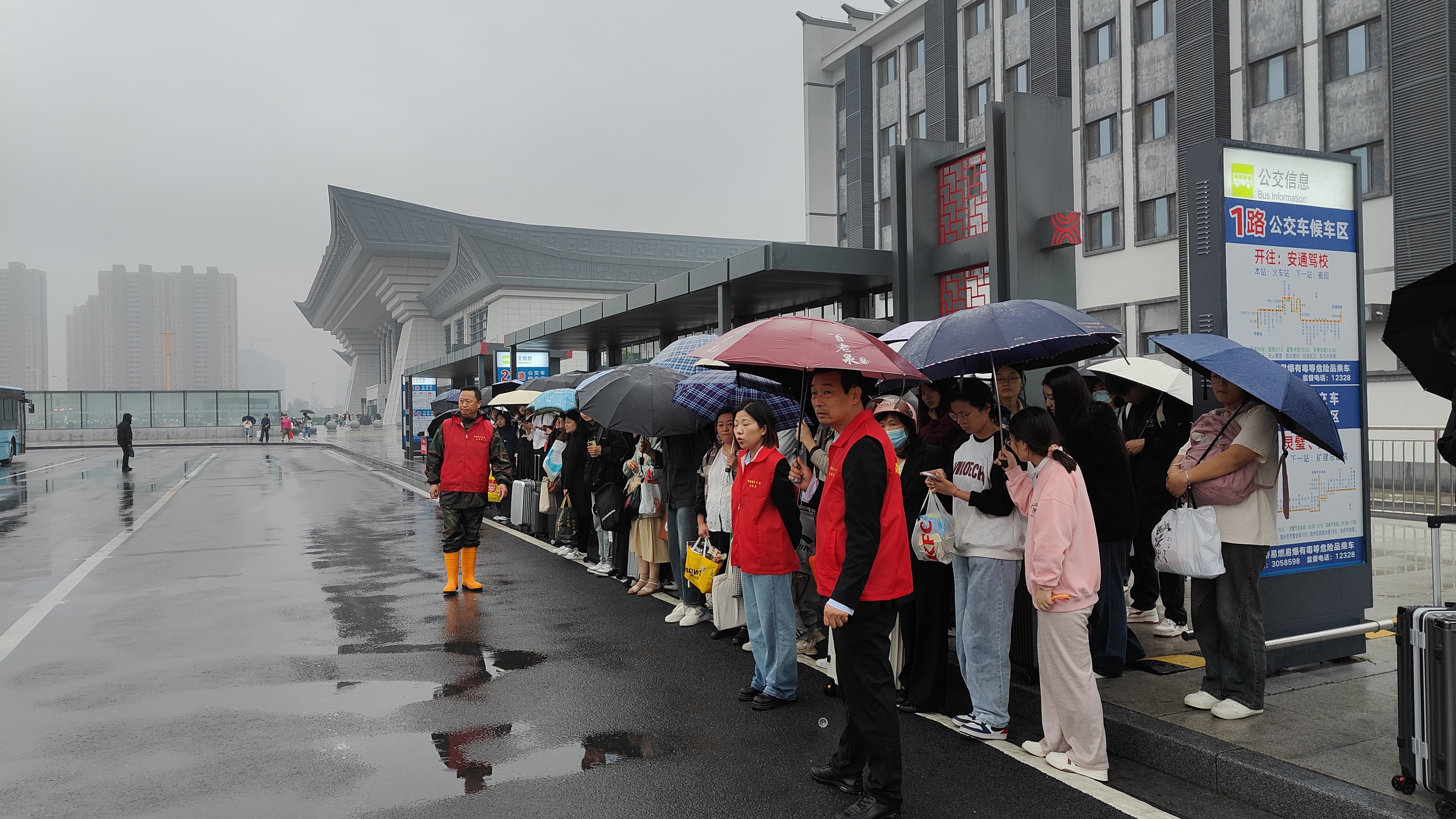 宿汽集团拂晓城乡公交公司组织开展双节志愿服务活动